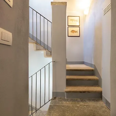 Isola Bella - Via Del Voltone *